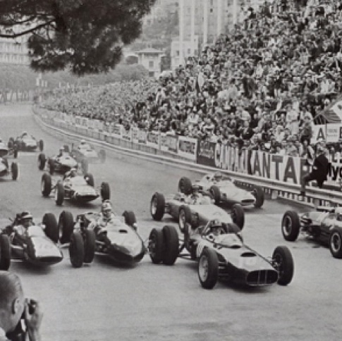 Départ GP de Monaco : Willy Mairesse et sa Ferrari s'inflilre en forçant un peu entre Jim et Graham Hill !